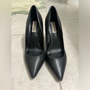 Steve Madden black closed toed pump